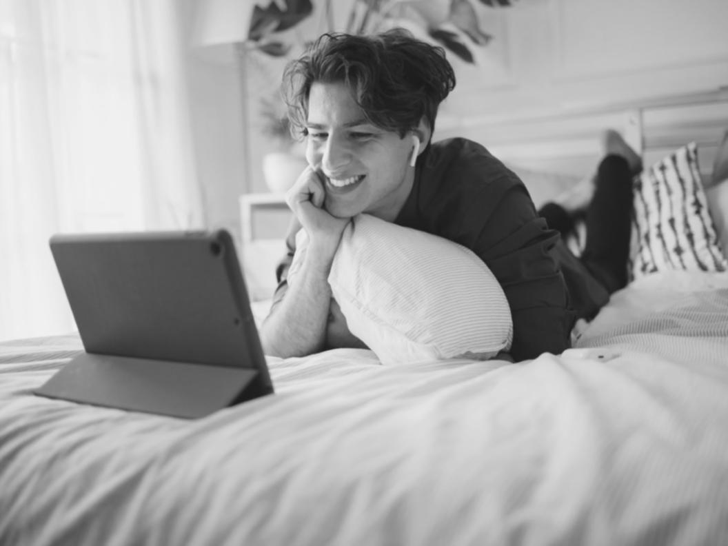 Internationales Team bei der Entwicklung von Finanzbildungs-Webinaren